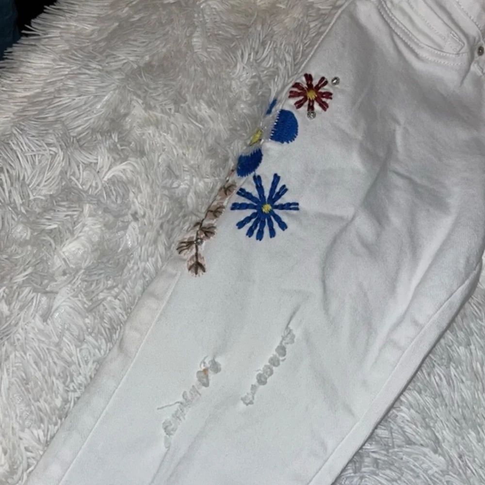 Indigo Rein Women White ankle Jeans size 5/26 Embroidered Flower raw distressed
